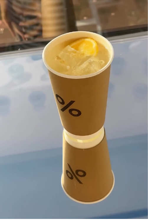 ณ ชั้น 55 เหนือใจกลางเมือง % Iced Lemonade แก้วนี้ให้รสชาติสดใสกว่าที่เคย นี่คือความลงตัวระหว่างธรรมชาติและรสชาติที่กลมกล่อม พร้อมความสดชื่น และพาคุณกลับสู่ความสงบในทุกจิบ At 55 floors above the city, a cup of % Iced Lemonade tastes even brighter. It’s the balance of nature and flavor, refreshing and grounding you with every sip. #ΔRΔBICΔ #ArabicaThailand #ArabicaCoffee #SeeTheWorldThroughCoffee