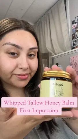 thank you so much @LOPEIE.SHOP this stuff is amazing! 💗 this whipped tallow honey balm is super lightweight, moisturizing and it’s made with natural ingredients 🌿it also has so many uses, you can use it all over your body and as lip balm as well ☺️ #whippedtallowhoneybalm #tiktokfinds #naturalskincare #glowingskin #smallcreatorsontiktok 