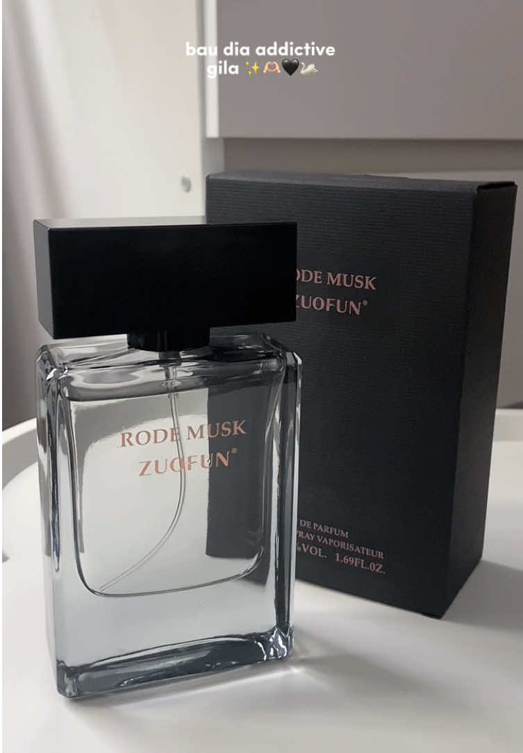 not gatekeeping anymor! if u guys suka bau yang soft luxury, long lasting & masculine ! grab this perfume now ✨🖤 #perfume #perfumes #perfumeaddict #perfumemasculino #fyp 