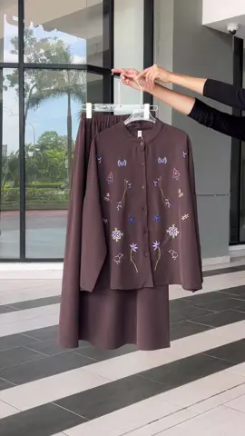 Gaya simple, tapi aura dia wow ✨  #fyppppppppppppppppppppppp #outfitideas #OOTDMurah #blousemurah #youmilier #setblouseskirt 
