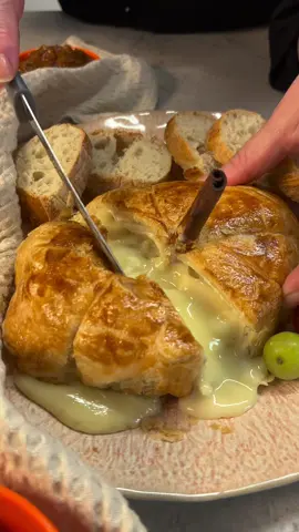 🎃 Camembert feuilleté façon citrouille 🎃  Je ne suis pas manuel mais je voulais quand même vous proposer une recette bien gourmande pour Halloween 👻 Ma Lou a beaucoup aimé, aussi bien la forme que le goût !  Ingrédients ✔️ 1 camembert  ✔️ 2 gousses d’ail  ✔️ 2 c. à soupe de confiture de figues (ou celle que vous préférez) ✔️ 1 pâte feuilletée ✔️ 1 œuf battu (dorure) ✔️ 1 bâton de cannelle (pour la déco 🎃) ✔️ Ficelle de cuisine ✔️ Pain croustillant pour servir 🔹 Entaille le camembert, glisse les lamelles d’ail et tartine de confiture de figues. 🔹 Enveloppe-le dans la pâte feuilletée, referme et retourne. 🔹 Entoure de ficelle pour lui donner la forme d’une citrouille, dore à l’œuf. 🔹 AirFryer 180°C pour 18 min. 🔹 Retire la ficelle et régale-toi ! C’est croustillant à l’extérieur et fondant à l’intérieur 🤤