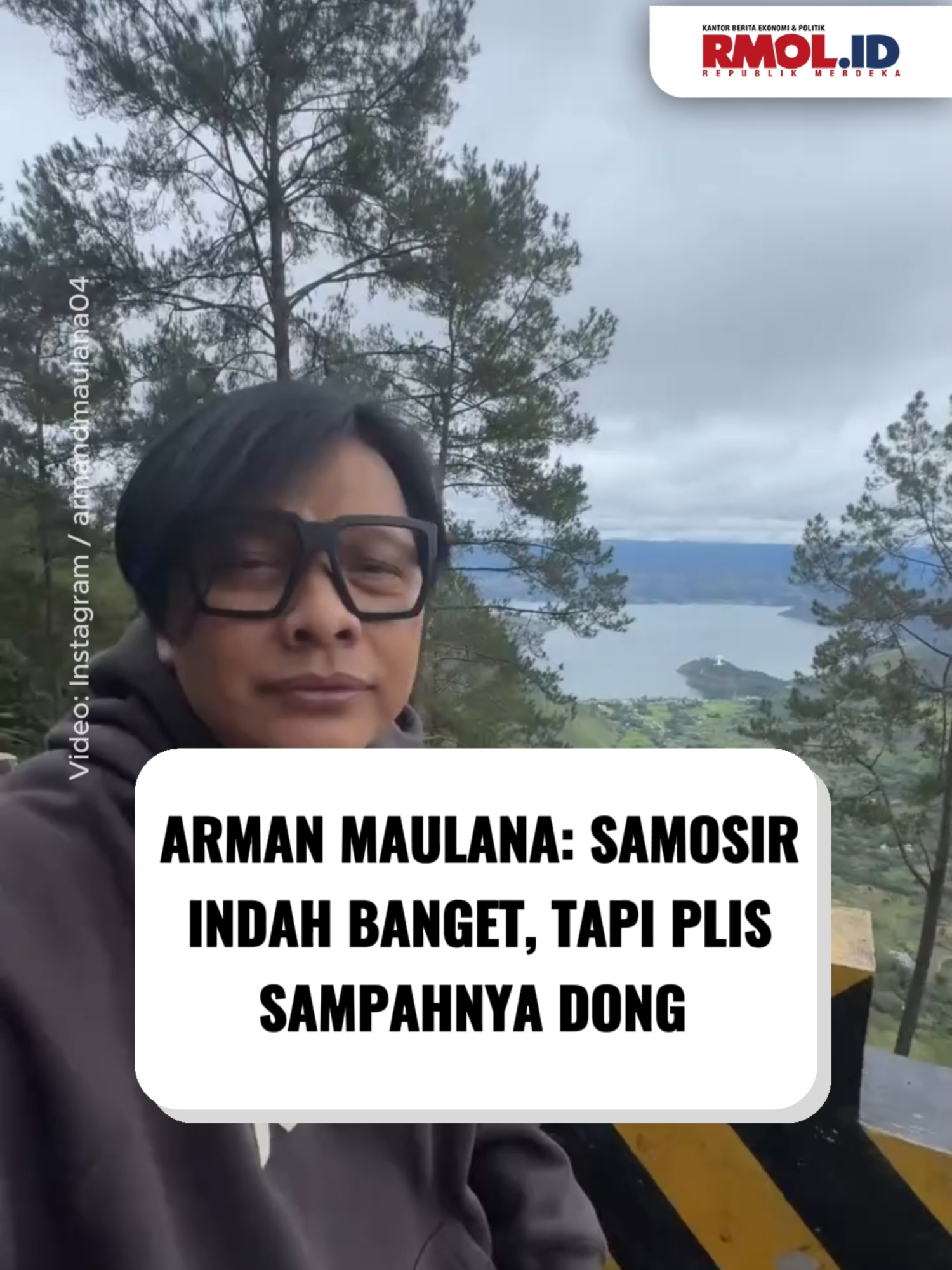 Musisi Arman Maulana terpukau dengan keindahan Pulau Samosir, Sumatera Utara.  Namun, ia menyoroti banyaknya sampah berserakan di lokasi wisata itu. Dalam video di Instagramnya, dikutip Selasa, 21 Oktober 2025, vokalis Band Gigi itu memperlihatkan panorama Danau Toba dan patung Yesus di Sibeabea yang disebut mirip dengan patung di Rio de Janeiro, Brasil. Sayangnya, Arman juga menemukan tumpukan botol dan plastik di pinggir jalan hingga jurang. “Sayang banget, guys. Yuk dong yuk, jaga kebersihan,” ujarnya. Arman bersama Band Gigi berada di Samosir untuk tampil di acara Trail of The Kings pada Minggu, 19 Oktober 2025 Video Editor: Andre Rangga #rmol #republikmerdekaonline #armandmaulana #vokalis #gigi #band #samosir #sampah #sumaterautara
