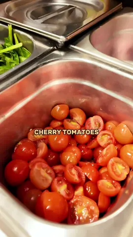 Oké… jullie hebben gesproken 😎 Die grote tomaten in de wraps waren soms een struggle. 👉 Daarom nu: cherry tomaatjes 🍅 Makkelijker te eten, sappiger, en gewoon véél lekkerder. Feedback lezen we écht. En we doen er iets mee 💪 #BaseAndBounce #Wraps #HealthyFood #Eeklo #Tomaatjes #FoodReel #Upgrade #Foodie #GezondEten #HighProtein #FoodGoals #fy #fyp
