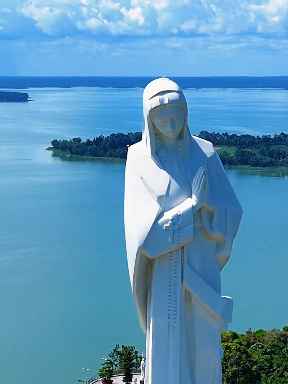 Sau cơn xả đập, Hồ Trị An mang vẻ đẹp hùng vĩ nhưng cũng thật thanh bình. Tượng Mẹ Maria đứng đó, sừng sững giữa trời nước bao la, như ngọn hải đăng của niềm tin. Vẻ đẹp Mẹ là sự an ủi, là lời nhắc nhở về sức mạnh của tình yêu và sự kiên định, dù phong ba bão táp có đổi thay.#ducmenuicui #memaria #memariakinhyeu #hotrian #dongnai 