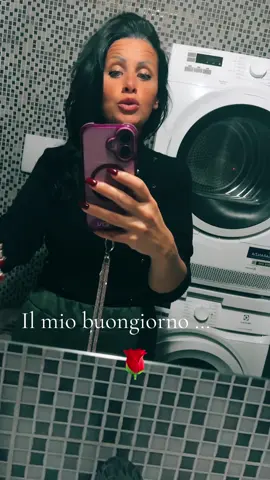 Il mio buongiorno 🌹#ricordatevidiesserefelici #donneitaliane🇮🇹 #viral_video🤩🤩🤩 #viral #yp @silviaricomincia @silviacuorenerissimo @Regina nera non molla 🖤 @REGINA NERA RESISTETE 🫵🖤🇮🇹 @Reginanera🖤 