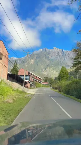 Mulut tidak berenti “Wow” bila gunung Kinabalu depan mata sbb sekejap saja itu dia kasi nampak dirinya. #kundasang #fyp #views #sabah #gunungkinabalusabah 