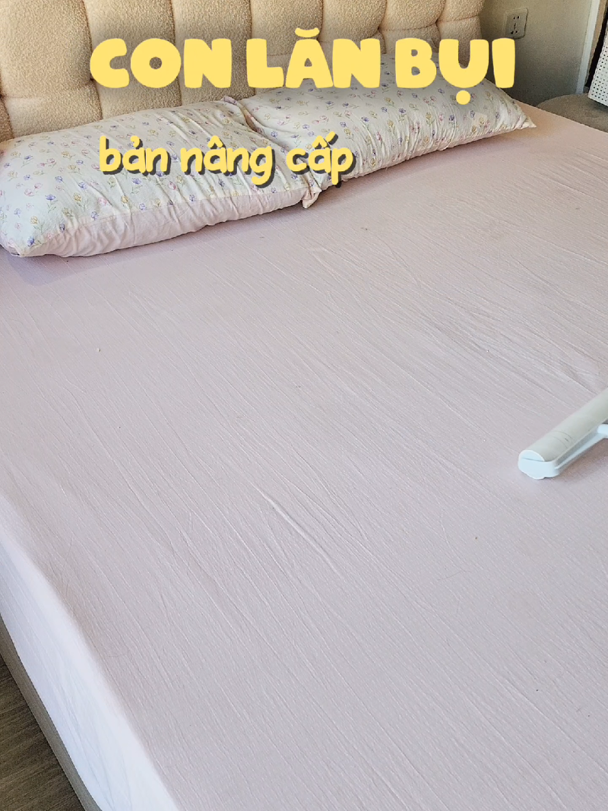 máy hút bụi tui lười dùng ấy, nhưng con lăn này thì chăm nha, lăn từ giường, rèm, trần nhà, thảm, sofa ra bao nhiêu bụi luôn â #lanbui #lanbuiquanao #landanang #thanhthienmesocbia #lanquanao 
