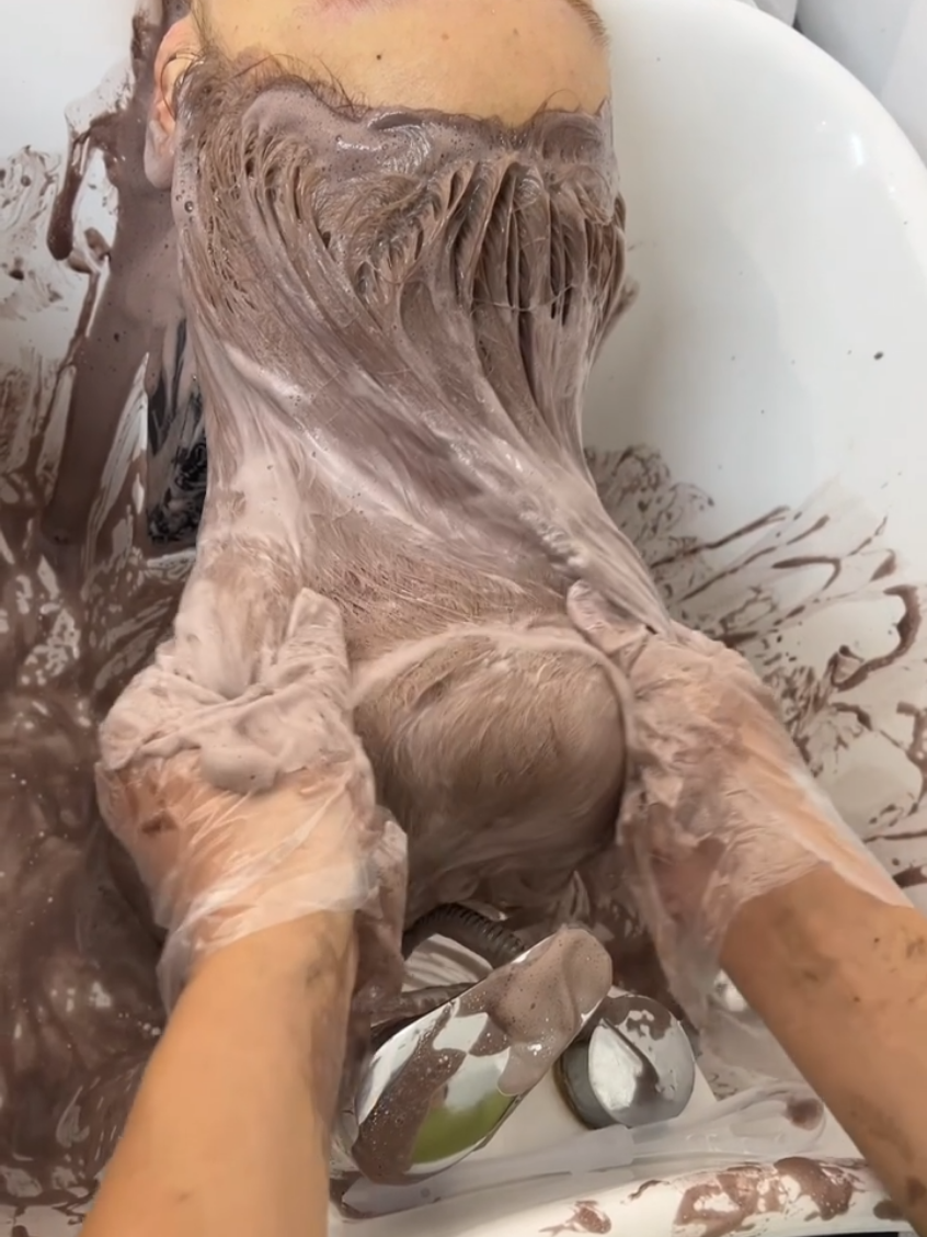 Coklat hazelnut tanpa bleaching#stylefithaircolor #haircoloring #catrambutkorea #fyp #viralvideo 