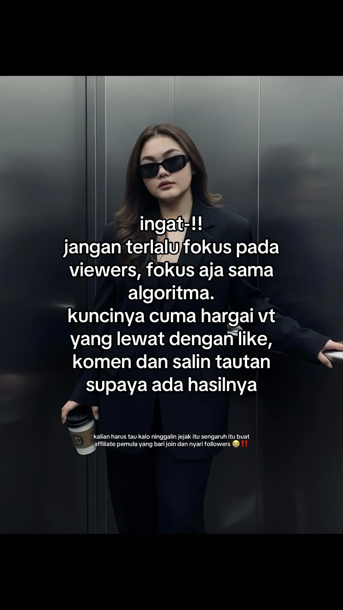1.	Interaksi pengguna dan rekomendasi konten Algoritma TikTok merekomendasikan video berdasarkan interaksi pengguna. Jika sering berinteraksi dengan akun tertentu, konten dari akun tersebut akan lebih sering muncul. 	2.	Pengaruh informasi video pada algoritma Algoritma TikTok juga mempertimbangkan informasi dari video seperti caption, hashtag, dan audio. Pastikan caption singkat dan mudah dipahami, tambahkan hashtag yang relevan serta pilih audio yang menarik untuk meningkatkan peluang video masuk FYP. 	3.	Pengaturan akun pengguna Saat mendaftar TikTok, pengguna diminta memilih topik yang diminati. Algoritma TikTok kemudian merekomendasikan video berdasarkan pilihan topik tersebut. Jika ada video tidak disukai muncul di beranda, pengaturan preferensi dapat diubah melalui profil.  #affiliatepemula #pejuangaffiliate #affiliatemarketing #salingbantu #moots 