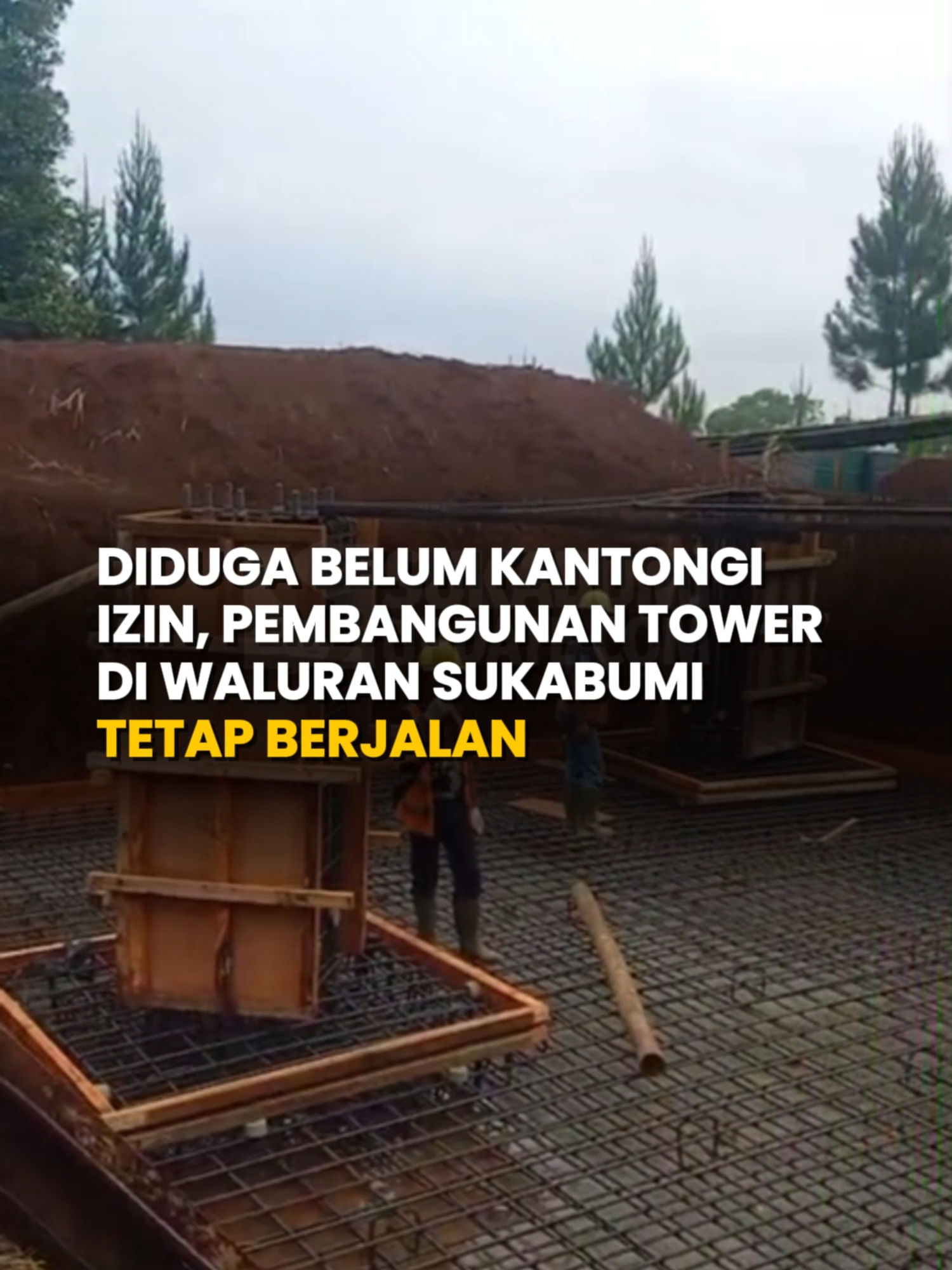Pembangunan tower telekomunikasi di Kampung Ciondo, Desa Waluran Mandiri, Kecamatan Waluran, Kabupaten Sukabumi, diduga belum mengantongi izin resmi dari instansi terkait. Proyek tersebut diketahui sudah berjalan sekitar satu minggu terakhir. Berdasarkan pantauan Sukabumiupdate.com di lokasi, pada Senin 20 Oktober 2025, terlihat sembilan orang pekerja tengah beraktivitas di area pembangunan. Dari jumlah itu, tujuh pekerja berasal dari Sumedang, sedangkan dua lainnya merupakan warga setempat. Para pekerja terlihat memasang besi pondasi atau tapak ceker ayam untuk tiang menara pada lahan seluas sekitar 9,5 x 9,5 meter persegi. Lokasi pembangunan tower itu berjarak sekitar 200 meter dari jalan nasional Kiaradua–Jampangkulon. Salah satu warga setempat yang enggan disebutkan namanya mengaku mengetahui pembangunan tersebut baru berlangsung sepekan terakhir. “Ini baru satu mingguan. Saya ikut tanda tangan, uang dari perusahaan dikasih ke pak RT dikolektifkan, dan disumbangkan ke pembangunan masjid,” ungkapnya. Sementara itu, Kepala Desa Waluran Mandiri, Heli Sugriwa, mengatakan pihak desa tidak mengetahui secara detail soal perizinan proyek tower tersebut. Namun, ia membenarkan bahwa pihak desa telah memberikan rekomendasi untuk proses perizinan. “Untuk rekomendasi perizinan sudah kami tandatangani, dan ada juga izin lingkungan. Sejauh yang saya tahu, pihak kecamatan juga sudah mengeluarkan surat keterangan,” ujar Heli kepada Sukabumiupdate.com. Hingga berita ini diturunkan, sukabumiupdate.com masih berupaya mengonfirmasi kepada pihak perusahaan yang membangun tower telekomunikasi tersebut, namun belum ada tanggapan terkait dugaan belum lengkapnya izin pembangunan. Baca selengkapnya di www.sukabumiupdate.com Rerporter : Ragil Gilang Redaktur : Ikbal Juliansyah Video Editor : Lutfi #sukabumiudpatecom #sukabumi #kotasukabumi #kabupatensukabumi #towertelekomunikasi #pembangunantowerillegal #waluran