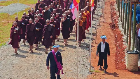 #စာဖြေပထမရက်🥰🥰#နေ့ဆွမ်းဘုဥ်းဖို့တန်းနေစဥ်#နာဂပုရသာမဏေကျော်စာမေးပွဲကြီး🥰 #နောင်တောင်းပရဟိတပ်ဦးကျောင်း🥰#education 