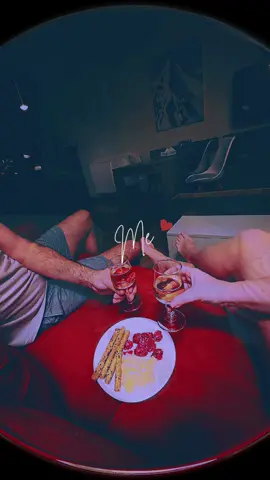 Cele mai importante momente în doi nu sunt cele planificate, ci cele în care ne reconectăm cu adevărat. Când alegem să fim prezenți, sinceri, vulnerabili. Acolo începe vindecarea relației.