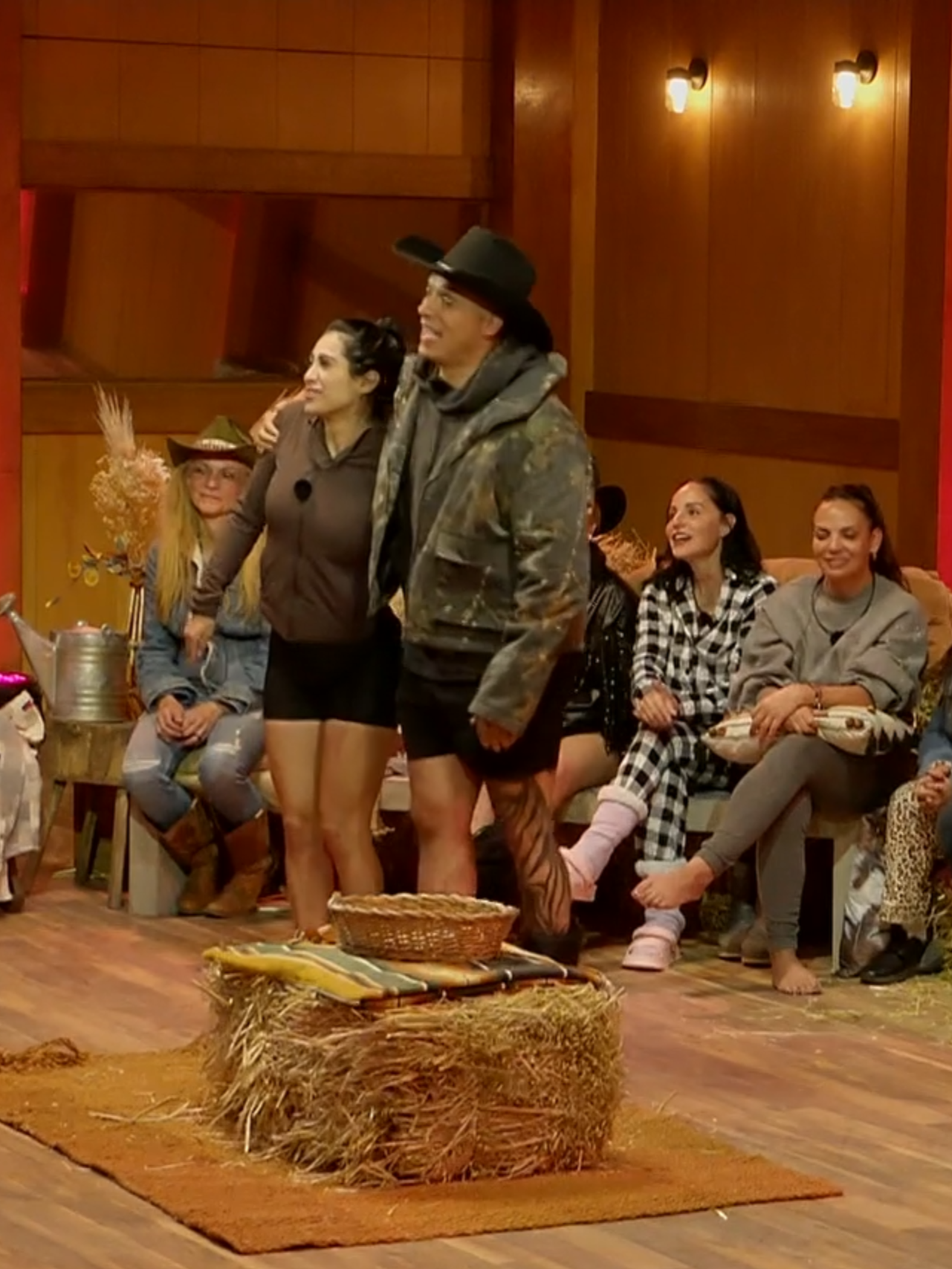 #Jawy sorprende a #KimShantal por llamarla floja y exhibe que no hace las tareas que debe de hacer en la mi granja. 🤭🤔 Lunes a viernes 9:00 p.m. por #AztecaUNO. Domingo La Gala 8:00 p.m. por Azteca UNO. 🌾 #LaGranjaVIP transmisión 24/7 en #DisneyPlus experiencia completa.