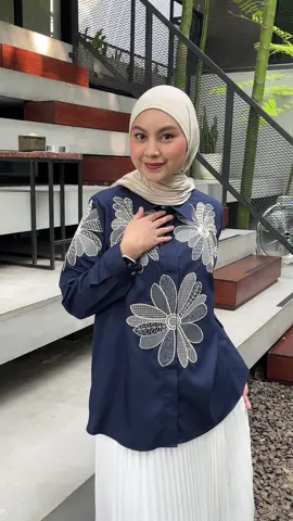 Kana in navy, selalu jadi warna favorit setiap restock!😍 #fyp #racuntiktok #shirt #OOTD #abcxyz 