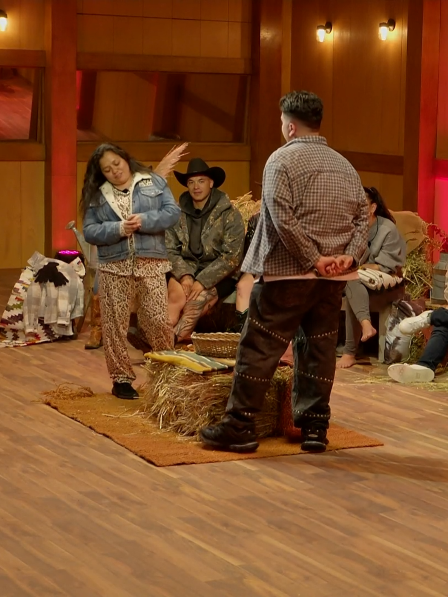A #LaBea le costó mucho señalar a #Omahi como una persona hipócrita, desea poder conocerlo un poco más. 😏👨🏻‍🌾  Lunes a viernes 9:00 p.m. por #AztecaUNO. Domingo La Gala 8:00 p.m. por Azteca UNO. 🌾 #LaGranjaVIP transmisión 24/7 en #DisneyPlus experiencia completa.