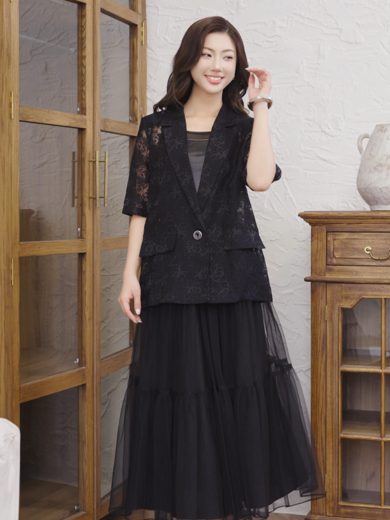 Công thức hoàn hảo cho những ngày thời tiết chuẩn Thu. Set áo blazer tơ Organza kết hợp cùng chân váy lưới dáng xoè mềm mại, đủ cho một ngày vừa thanh lịch, vừa duyên dáng. #Orchid #fashion #thoitrangnu #minicollection #springsummer2025 #newarrivals2025 #Modern_Heirloom #QuyCoOrchid #xuhuongreels #trendingvideo