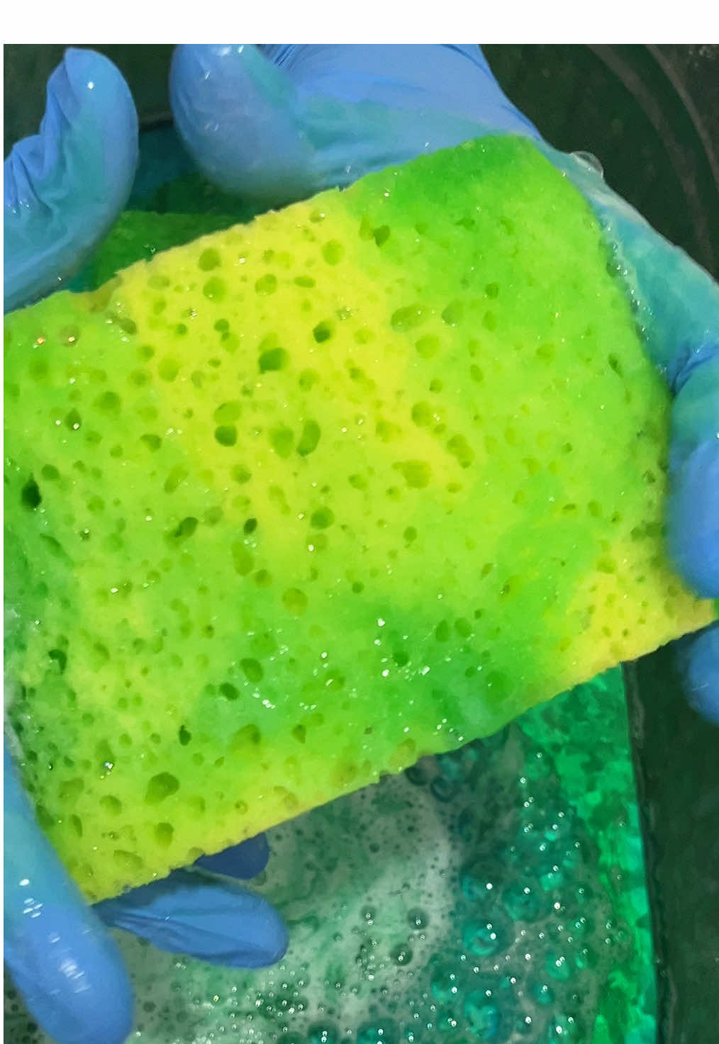 Late night squeezes 😴🌙🫧🧽💛 #spongesqueezing#spongetok#spongeasmr#spongesqueezingasmr#spongesqueezes
