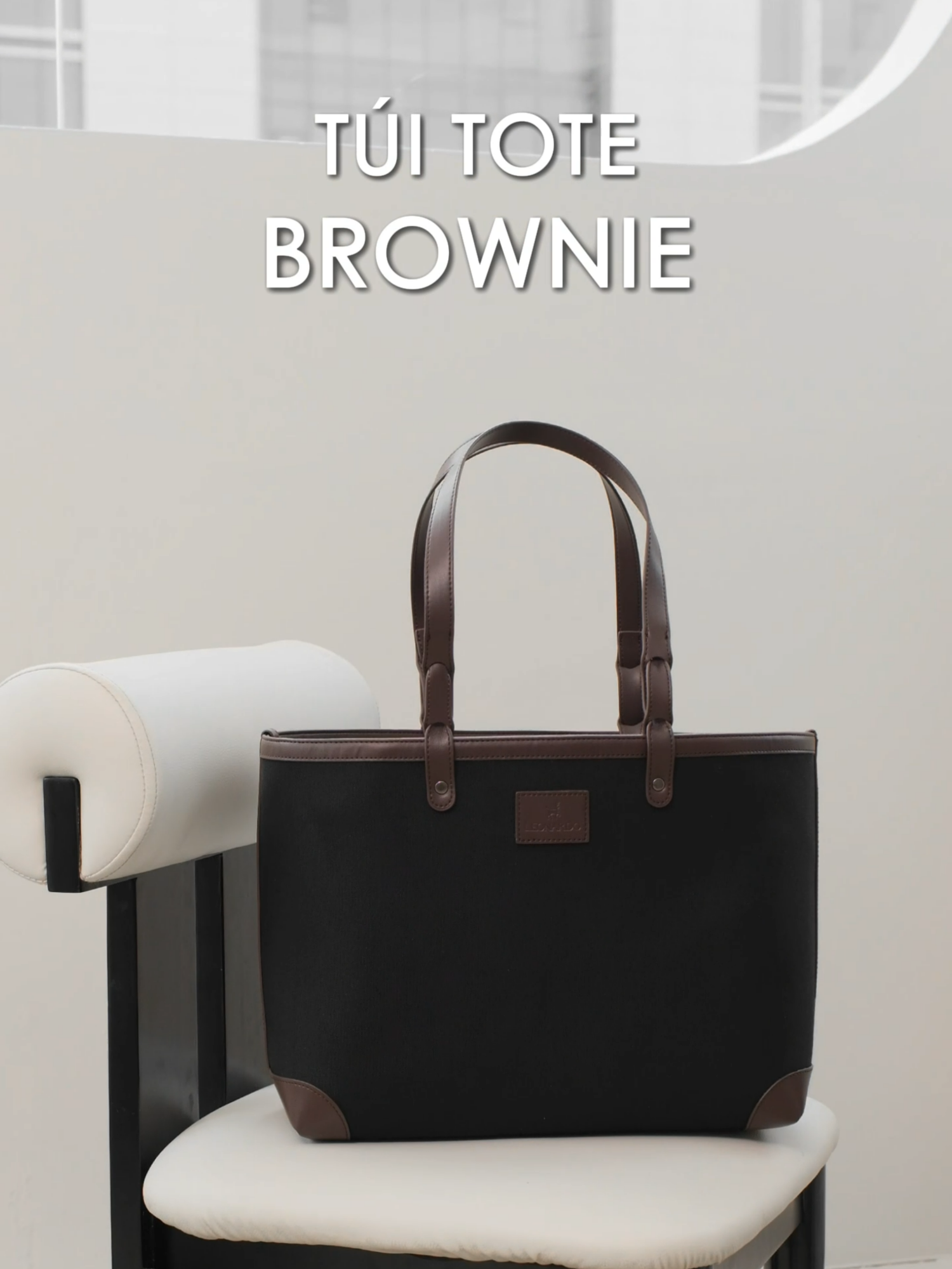 TÚI TOTE BROWNIE - SỰ GIAO THOA CỦA CHẤT LIỆU VÀ PHONG CÁCH Trên nền Canvas tự nhiên và da Microfiber cao cấp, Brownie là biểu tượng cho hai mảng tính cách của người hiện đại: vững vàng mà tinh tế, mạnh mẽ nhưng có chiều sâu. Form tote classic được tái cấu trúc theo tỉ lệ hài hòa, vừa đủ để đồng hành trong những ngày làm việc, dạo phố hay du lịch cuối tuần #Leovn #Leonardovn
