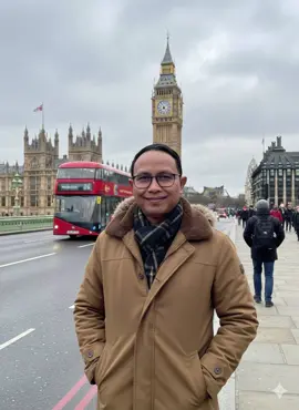 Tutorial membuat foto di depan menara jam London : Langkah-langkahnya: 1. Masuk ke Google Chrome 2. Search google Gemini AI 3. Masukan foto orang yang akan di edit, klik tanda (+) 4. Aktifkan logo pisang (titik2/ titik tiga dibawah)  5. Masukkan prompt/ teks ini : Edit foto ini dengan tidak merubah wajah.  Ia berdiri tersenyum tipis manis di jalan kota dengan latar belakang menara jam ikonik Big Ben dan gedung Houses of Parliament di London. Ia mengenakan jaket mantel coklat tebal dengan tangan dimasukkan ke saku dan syal bermotif kotak warna hitam yang melingkar di lehernya. ekspresinya menunjukkan suasana hati yang hangat meski cuaca tampak dingin. Di belakangnya terlihat bus tingkat merah khas London yang melaju di jalan raya, menambah kesan khas suasana kota London. Beberapa pejalan kaki tampak di sisi kanan jalan, mengenakan pakaian musim dingin. Jalanan basah dan langit berwarna abu-abu menunjukkan cuaca mendung atau gerimis ringan, khas musim gugur atau musim dingin di Inggris. Pencahayaan alami dari langit mendung menciptakan nuansa dingin, lembut, dan realistis, dengan warna dominan abu-abu, merah, dan biru yang harmonis. Pencahayaan cerah ke wajah pria. Rasio 3:4 #Tutorialai 
