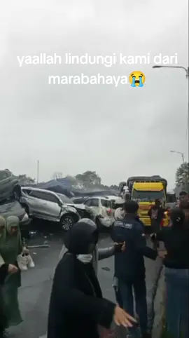 update terbaru terjadi laka lantas di KM 99 tol cipularang#videoviral #viraltiktok #fypシviral #bandung #indonesia🇮🇩 
