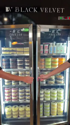 เต็มตู้ขนาดนี้พี่ต้องมาแล้วมั้ย??? #ค่าเฟ่ใกล้ฉัน #TikTokพากิน #BlackVelvetCafe #busababakery 