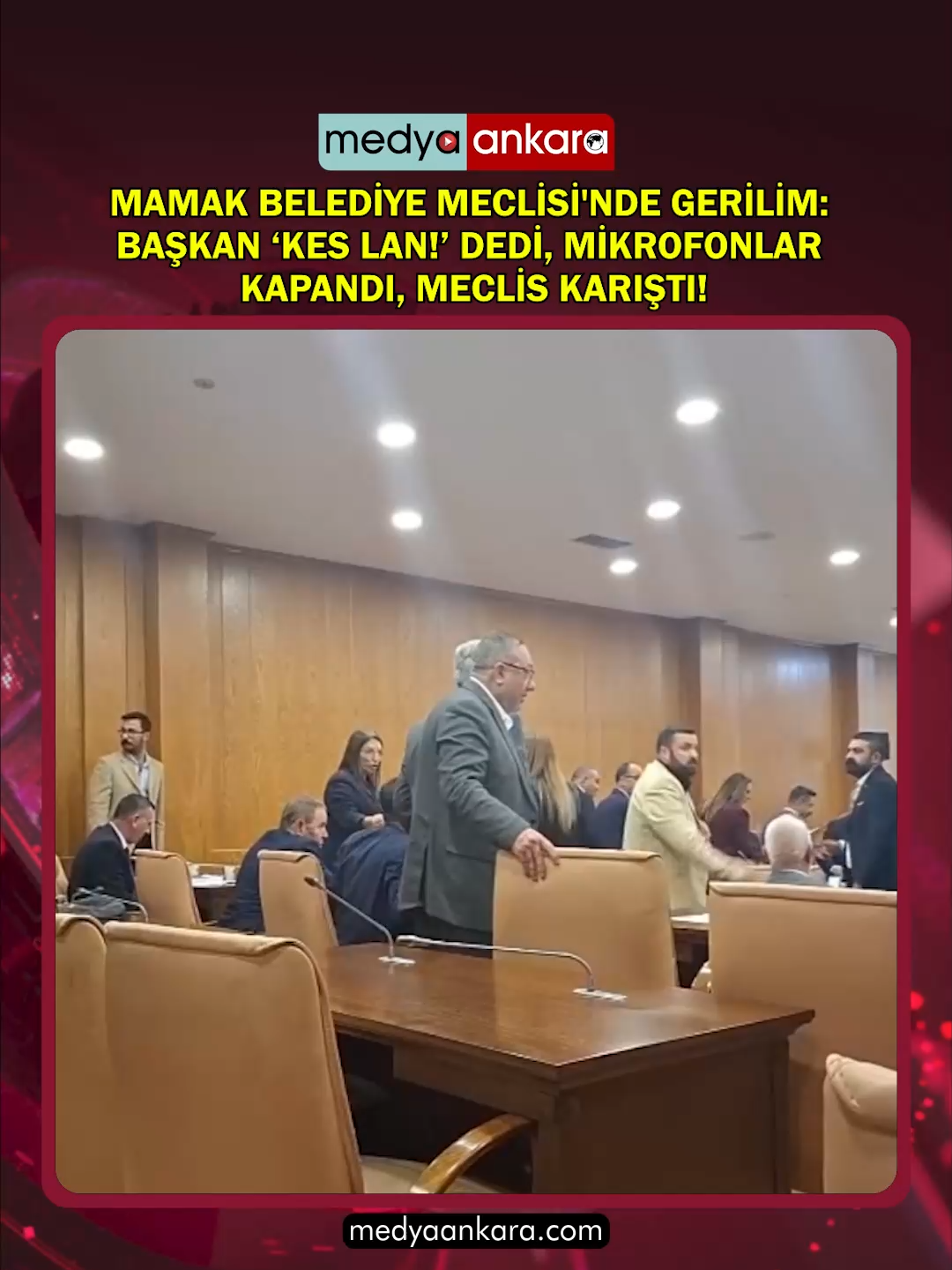 Mamak Belediye Meclisi'nde CHP grubu kendi aralarında kavgaya tutuştu. Mamak Belediye Meclisi’nin Ekim ayı son toplantısında tansiyon yükseldi. CHP Meclis Üyesi Ahmet Zengeltaş, bazı bürokratların kendi inisiyatifleriyle personel değişiklikleri yaptığını belirterek konuyu gündeme taşıdı. Zengeltaş, konuşmasında “Başkanım, muhtemelen müdürlerin yaptığı şeylerden size eksik bilgi veriliyor ya da hiç verilmiyor” diyerek durumun ciddiyetine vurgu yaptı. Bu sözlerin ardından Mamak Belediye Başkanı Veli Gündüz Şahin, “Çok değerli bilgi birikimlerin için seni bu tarafa aldım” ifadesini birkaç kez tekrarladı. Tartışma büyüyünce Belediye Başkan Yardımcısı Erdoğan Doğan ile meclis üyeleri Hacı Gökcan ve Rıza Kaplan da araya girdi. Ortam bir anda gerildi. Bu sırada Ahmet Zengeltaş, Başkan Şahin’e “Senin beni alma kapasiten yok, emeğimizle geldik.” sözleriyle tepki gösterdi. Gerilimin tırmandığı anlarda Başkan Şahin’in “Kes lan!” diyerek Zengeltaş’ın mikrofonunu kapattığı görüldü. Mikrofonu kapatılan Ahmet Zengeltaş ise “Benim sesimi kapatamazsınız! Biz halkın iradesiyle buradayız” diyerek tepkisini sürdürdü. Kısa süreli arbedenin ardından meclisteki gerginlik, araya giren üyelerin çabalarıyla yatıştırıldı. 📹 İşte Mamak Belediye Meclisi'nin Ekim ayı son toplantısında kameralara yansıyan o anlar: Takip edelim: @medyaankaracom Medya Ankara WhatsApp ihbar hattı: 0546 155 49 06 Gönderin, Yayınlayalım #Ankara #Mamak