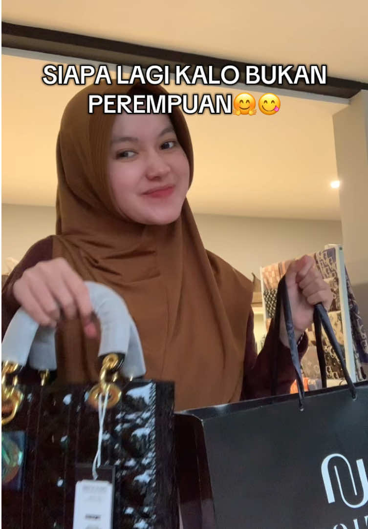 Check out ajaa dehh😋🥰🤗 📍UNICO Tas & Sepatu  JI A. Yani Riverside Blok C No 1 Malang (Depan Lobby Hotel Harris) #taswanita #taswanitamurah #taswanitamalang #OOTD #checkout 