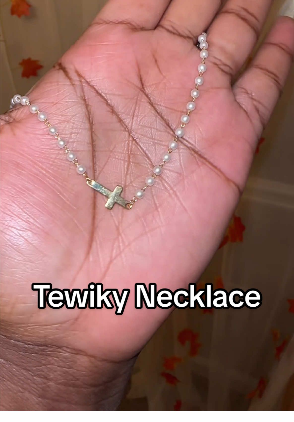 The cutest necklace! 🍁🍂 #tewiky #necklace 