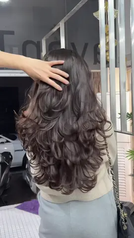 Cứ Layer bung mà uốn thôi chị em ạ! Kẹp càng cua là đẹp ạ! #AvanTHairStudio #layerbung #uốntóc #layerphantang 