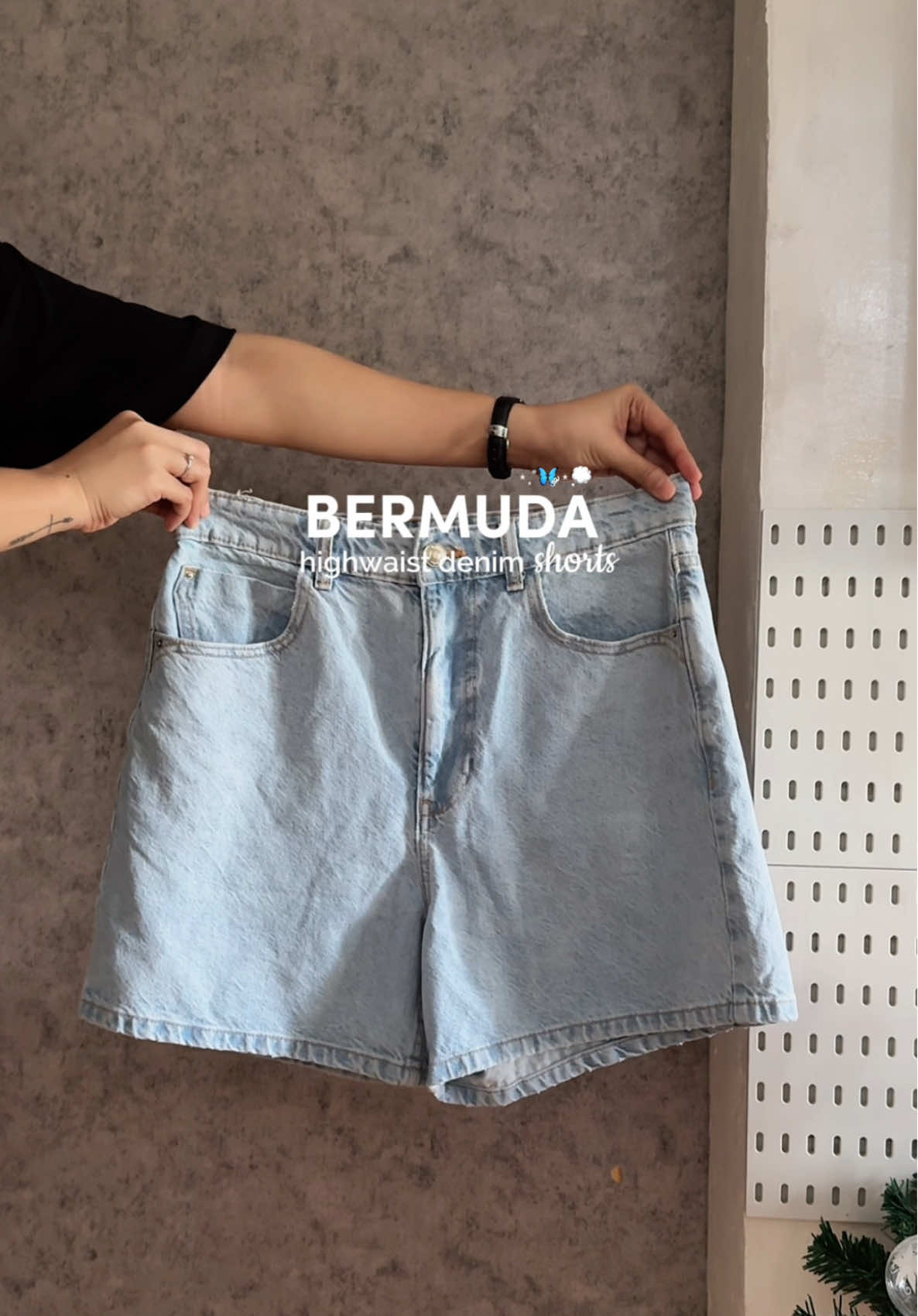 Replying to @ＳＨＹＧａｍｉｎｇ bermuda high waisted denim shorts — LINK HERE YOU GO! 🫶🏻 got the color: vintage gray & light denim  #denimshorts #bermudashorts #highwaistshorts #shortsforwomen #foryou 