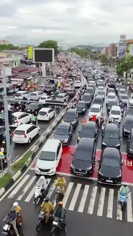 Efek hujan warga Aceh keluarkan mobil semua. Jadi macet kan  #sorotansemuaorg #SorotanPublik #aceh #beritaaceh #bandaaceh 