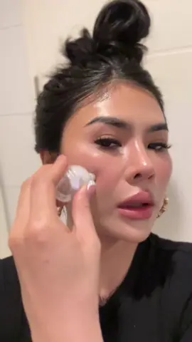 โอ้ยยยน่ารักอ่าา ผิววิ๊งงๆ ลูกคุณ @skin365.th  #skin365 #skin365RolliGlowLiquidHighlighter #skin365โรลี่โกลว์ลิคควิดไฮไลท์เตอร์ #โรลี่โกลว์แค่เขย่ากลิ้งก็วิ้งบลิ้งโกลว์