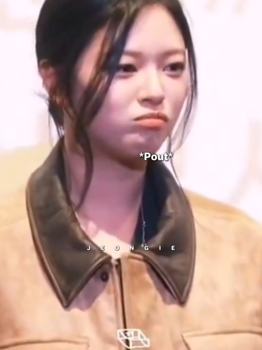 Pls Jeongyeon so cute💚💚💚 #Twice #Jeongyeon #10thanniversary #fanmeeting #aegyo 