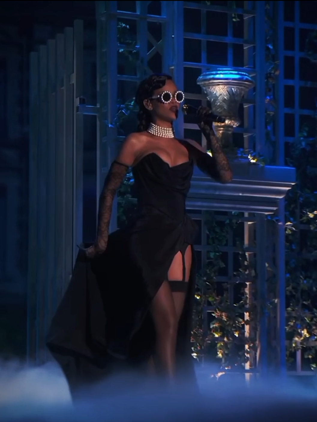 Rihanna with Diamonds song at Victoria's Secret Fashion Show #robynrihannafenty #rihanna #diamonds #victoriassecret #victoriassecretfashionshow