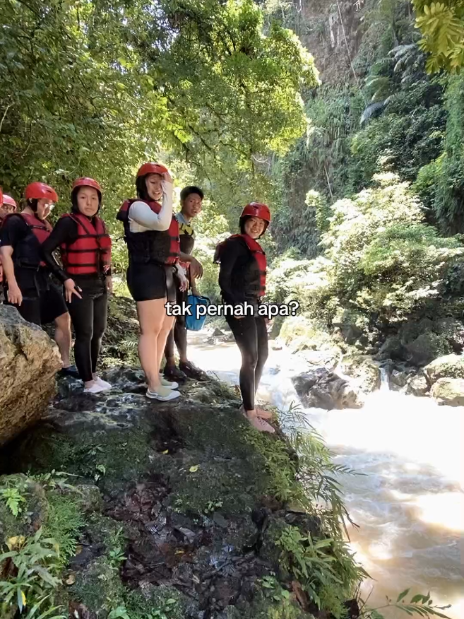 tak pernah apa,,,,,tak pernah bosan kalo ke green canyon  Book Your Trip Now More Information  WhatsApp:0851-3339-6149 #greencanyonpangandaran #bodyrafting #mygreencanyon #pangandaran #masukberandafyp 