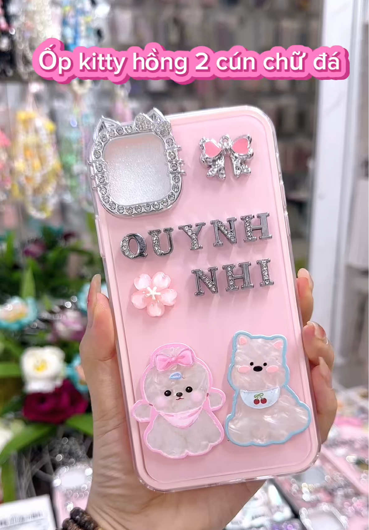 Xinh iu kitty hồng 2 viền charm đá chữ đá kute sang chảnh lắm luon ạ ❣️nút mua màu vàng góc trái lên đơn ghj chú tên muốn thay giúp Chun Case nha cả nhà #chuncase #oplung #oplungdienthoai #ốplưngđiệnthoại #ốpiphone 