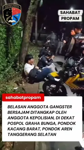 Belasan anggota gangster bersenjata tajam berhasil ditangkap oleh aparat kepolisian di sekitar Pospol Graha Bunga, Pondok Kacang Barat, Pondok Aren, Tangerang Selatan, pada Minggu dini hari (19/10/2025) pukul 04.22 WIB. Penangkapan ini dilakukan setelah polisi menerima laporan adanya kelompok remaja yang berkumpul dan diduga hendak melakukan aksi tawuran. Saat ini, para pelaku telah diamankan di Polsek Pondok Aren untuk menjalani pemeriksaan lebih lanjut. Polisi mengimbau masyarakat agar tetap waspada dan berhati-hati saat beraktivitas di malam hari, terutama di lokasi rawan kejahatan jalanan. #TangerangSelatan #GangsterTangsel #PolsekPondokAren #PolriPresisi #sahabatpropam 