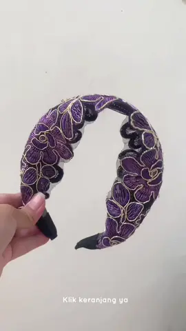 💐Headband bordir handmade yang super cantik!✨ Bikin tampilanmu elegan & classy dalam sekejap😍 Wajib punya untuk pecinta fashion!💖 #headband #aksesoriswanita #ootdtiktok #fashiontiktok #fyp 