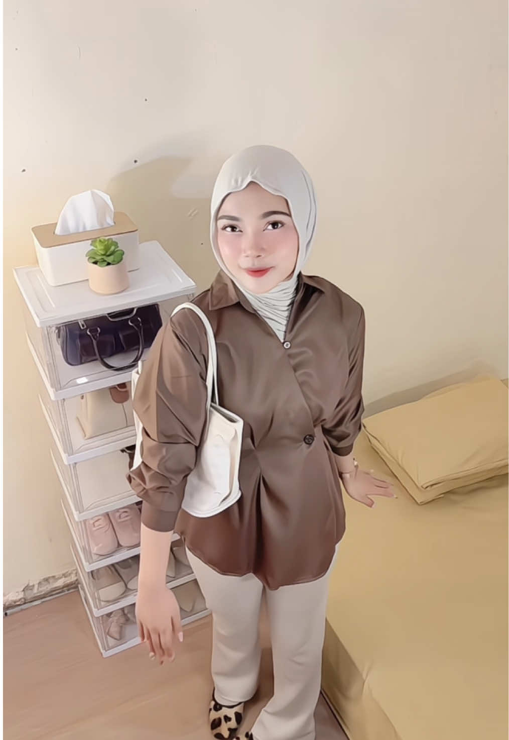 JENA SHIRT by@Erliza Fashion  Aslii bkin slim cakep poll😍 60ribuan ajaa dikeranjang kuning saay😗 #fyppppppppppppppppppppppp #fyp #affiliatetiktok #jenashirt #erlizafashion 