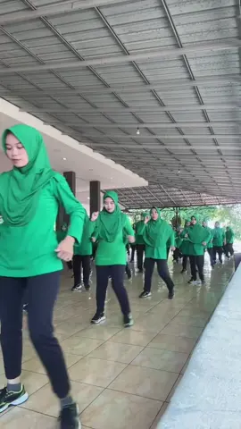 Senam ngapain repot tapi agak repot😁😁😁 #linedancepersit #dancengapainrepot #persitkartikachandrakirana #olahragapersit 