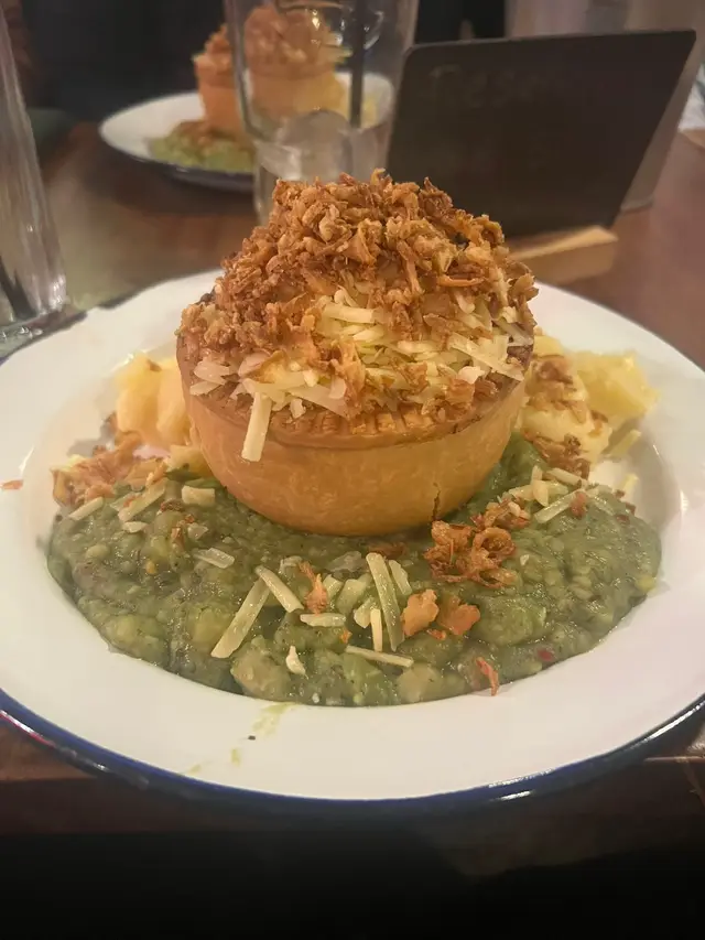 These are three of my favourite comfort meals!  Chicken and mushroom pie, mash and mushy peas Chicken tikka rice, peppers, mushrooms, tomato’s and salt and pepper chicken skewers  Stuffed peppers with quorn mince, peppers, mushrooms, kidney beans a lots more veggies  Remember to eat! Eating it good for you and is fuel!  #comfortfood #food #fuel  #fyp  #jessiexox  