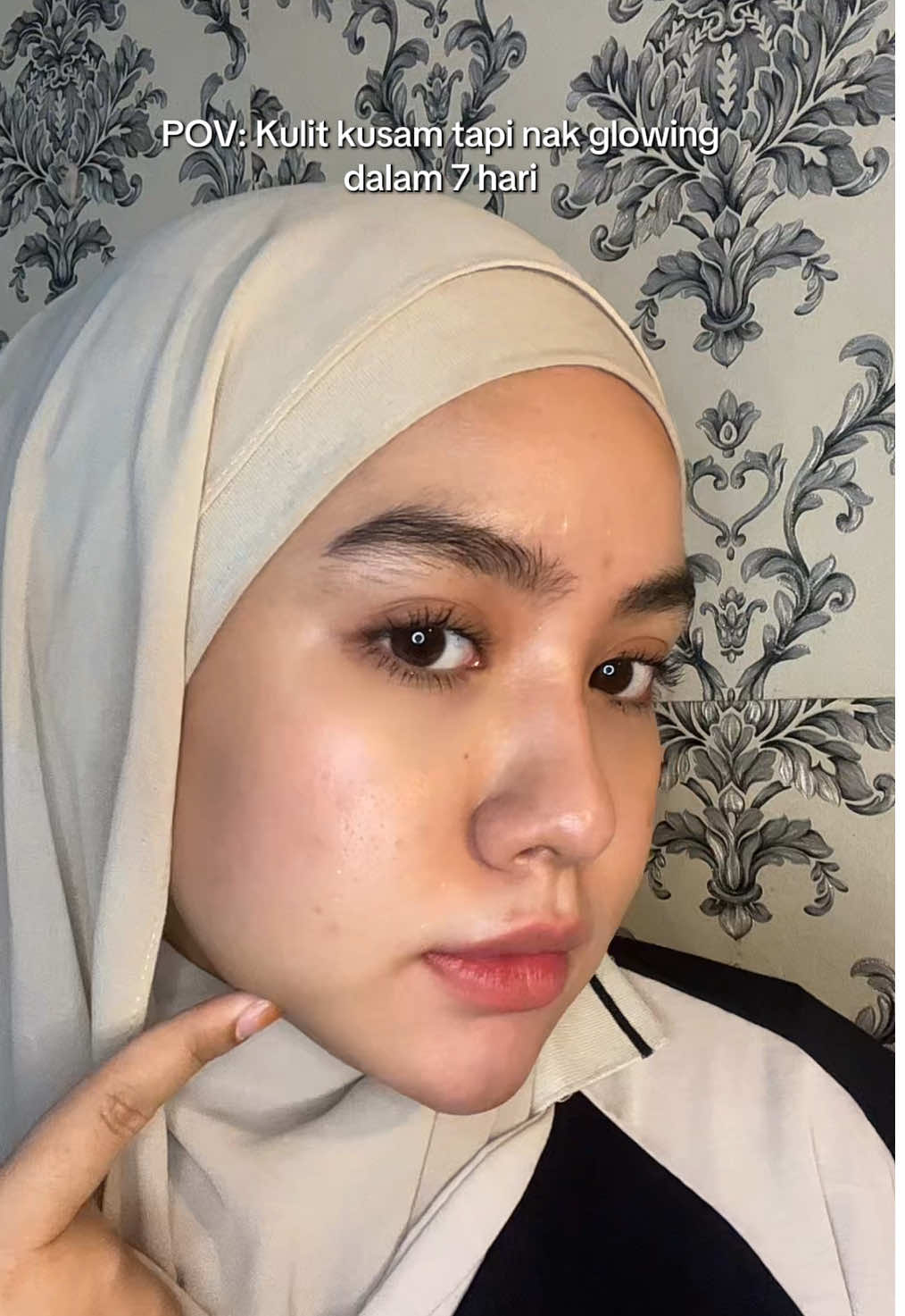 been using this for a few days and my skin already feels more even & radiant 😍@petersonslab.malaysia #petersonslab #vclightbulb #vitamincserum #vitaminc #brighteningserum