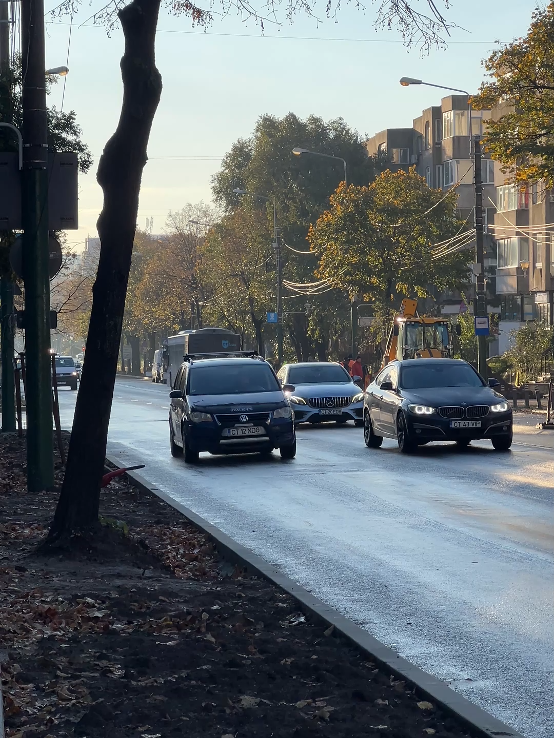 Șantier pe bulevardul Tomis! Se frezează carosabilul între Lăpușneanu și Soveja, zilnic între 7:30 și 15:30. Urmează refacerea drumului, iluminat nou și cabluri coborâte sub trotuar. Trafic restricționat, șoferi, aveți grijă la semne! Spune-ne părerea ta în comentarii. #Constanța #BulevardulTomis #ConfortUrban #ObservatorConstanța #Lucrări