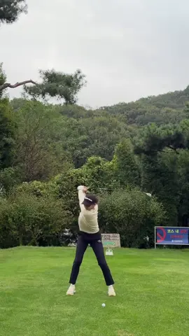 Swing golf đẹp thế ^.^ 🫣 #golf #golfer #golfswing #thethao #golfvietnam 