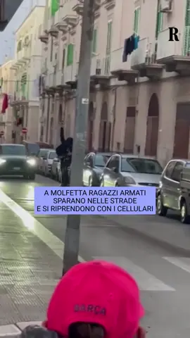 Rimbalzano tra le chat e i social alcuni video in cui compaiono ragazzi giovanissimi armati di pistole - risultate poi a salve - tra le strade di Molfetta. Uno di loro è in monopattino e spara per strada, nel primo filmato. Nel secondo video, invece, sono due i colpi esplosi, questa volta diretti verso l'abitazione di un uomo, nella zona 167 della città in provincia di Bari. Indagano i carabinieri per risalire agli autori del folle gesto. Potrebbero essere stati gli stessi protagonisti ad aver diffuso i video registrati con gli smartphone #molfetta