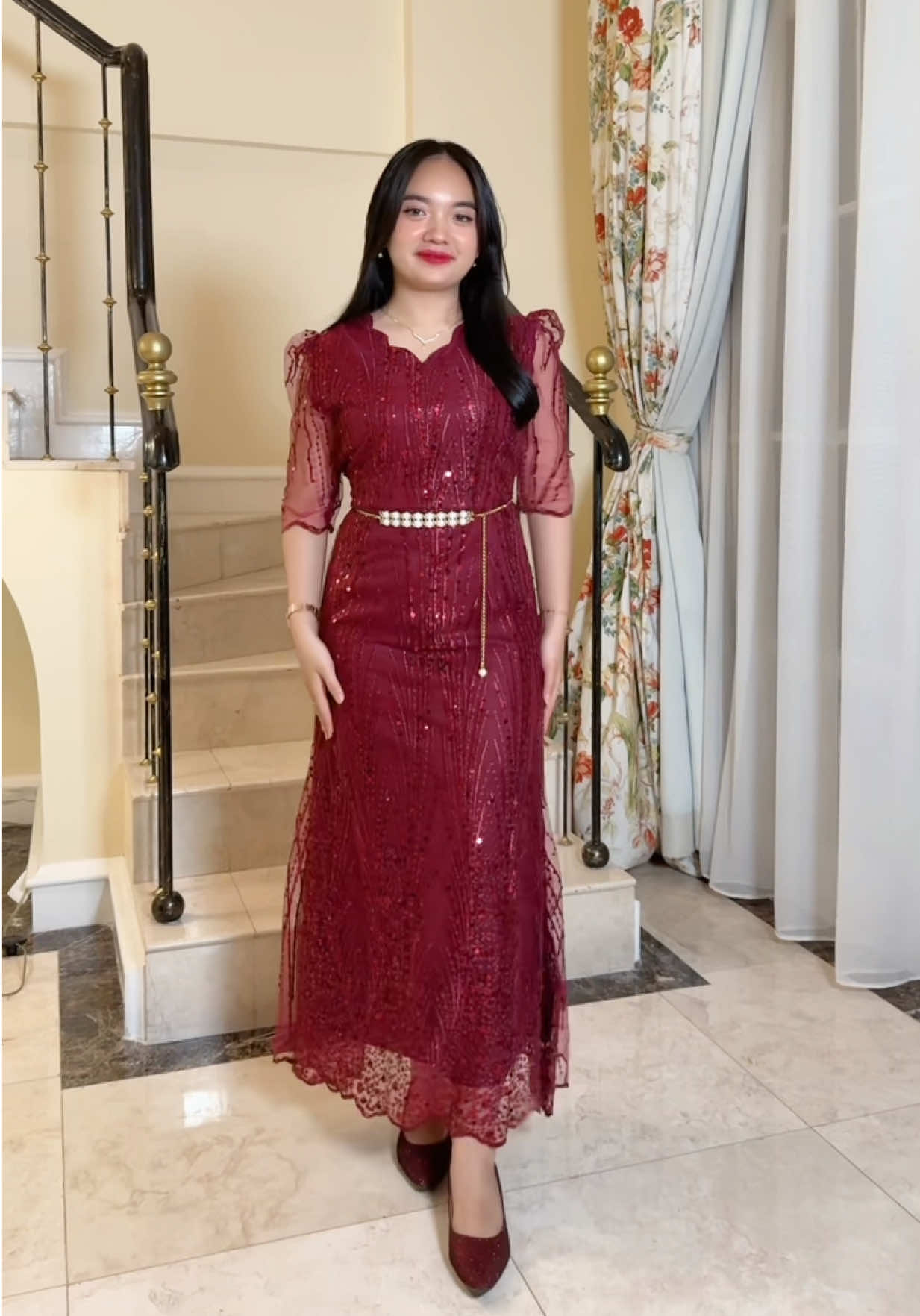 Bersinar di bawah lampu Natal 🎄✨ Dress payet mewah ini ready untuk buat penampilanmu makin elegan!#dressnatal #natal #dresssimpleelegan #SayaFashion#dresspayet 