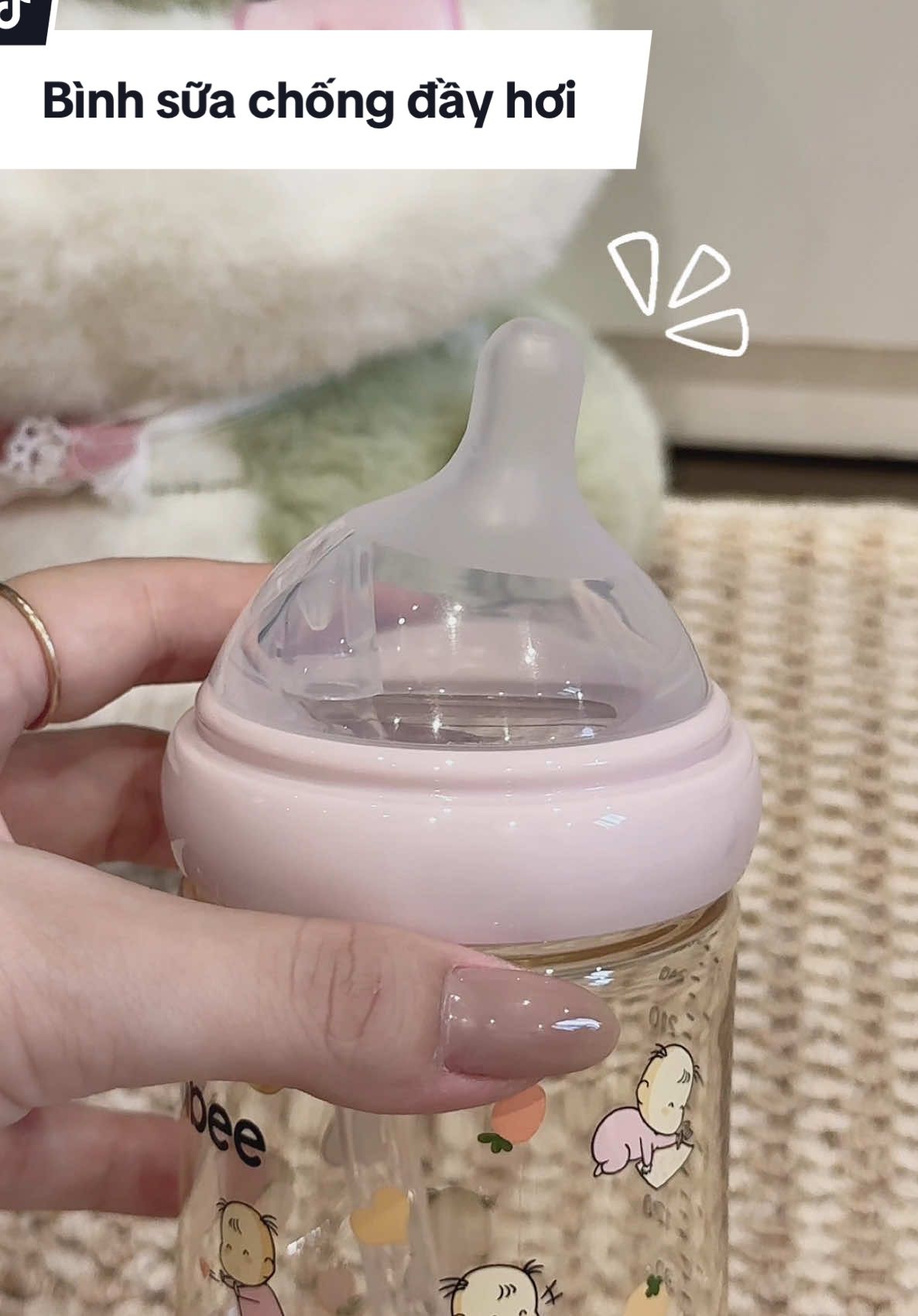 Mẹ nào có con ti bình hay bị sặc giống Cami ko? Mẹ Cami tìm được chân ái rồi nèe #nhacocami #xuhuong #ombee #binhsuachongdayhoi #binhsuakhongbotkhi 