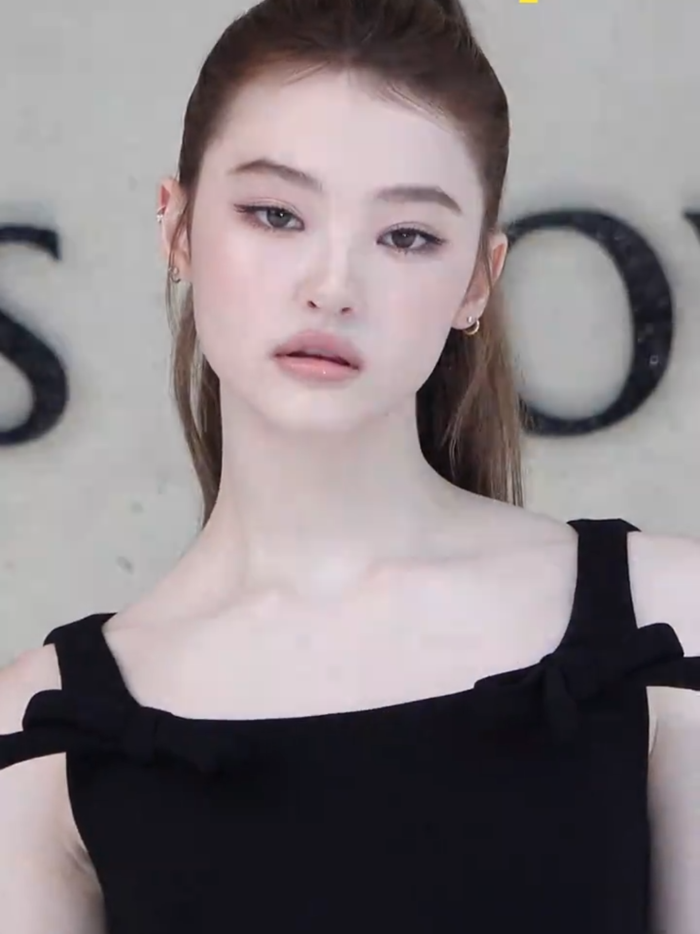 Ella looked. I malfunctioned. End of story😳 I swear Ella’s eyes have magic in them. Reality paused. Brain deleted. Heart gone. #Ella #MEOVV #엘라 #미야오