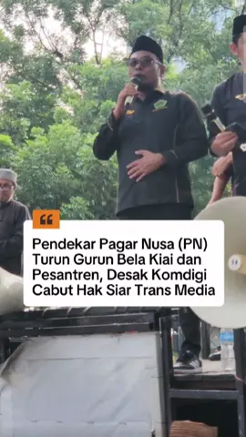 Demo terkait tayangan Xpose Uncensored yang dinilai menyudutkan kiai dan pesantren terus berlanjut. Kali ini, para pendekar Pagar Nusa turun gunung menggelar aksi di depan Komisi Digital Indonesia (Komdigi), mendesak lembaga tersebut mencabut hak siar Trans Media sebagai bentuk tanggung jawab atas tayangan yang dianggap meresahkan umat. #Trans7 #komdigi #santri #kiai #pagarnusa