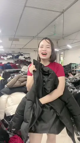 Áo khoác phao unisex mặc được cho cả nam và nữ! Chất liệu ấm áp, có túi sâu rộng, giá đang tri ân đó ạ!